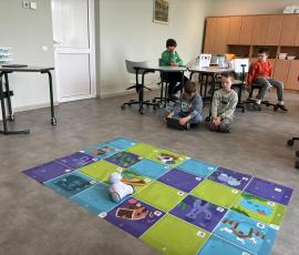  Vasara ar robotiem: Skrundas pamatskolā skolēni iepazīst tehnoloģiju pasauli